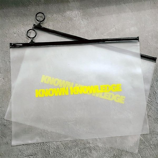 磨砂防水PVC黑色拉鍊環證件袋-2