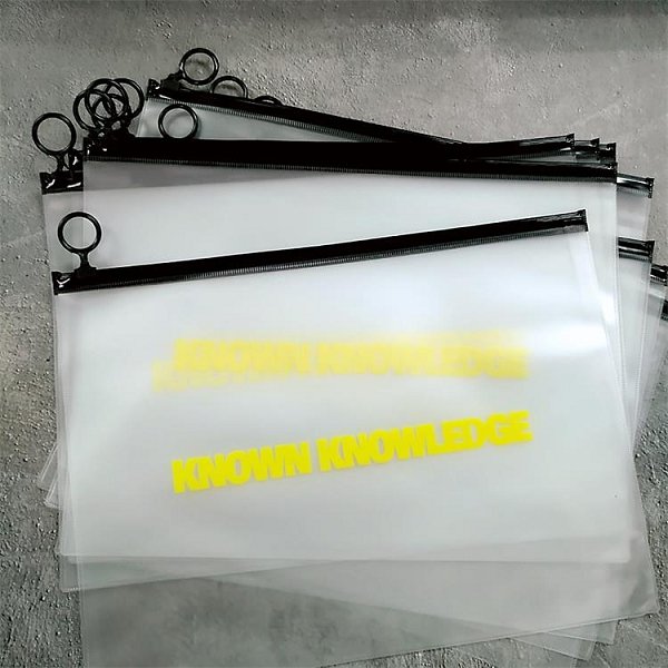 磨砂防水PVC黑色拉鍊環證件袋-3