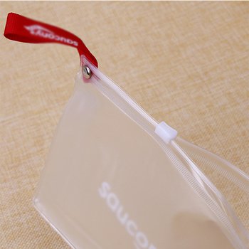 PVC透明磨砂夾鏈袋-21x15x3cm-有底附紅色緞帶_3