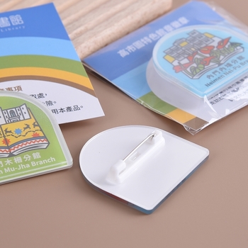 背卡壓克力胸章-造型別針徽章_2