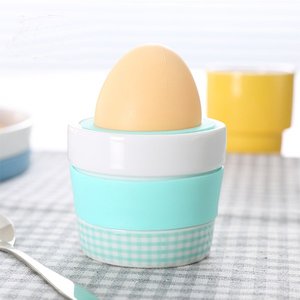 可疊放的彩色陶瓷雞蛋杯，用於煮雞蛋