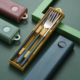 304不鏽鋼餐具3件組-筷.叉.匙-附滑蓋PP塑膠收納盒-掛勾設計